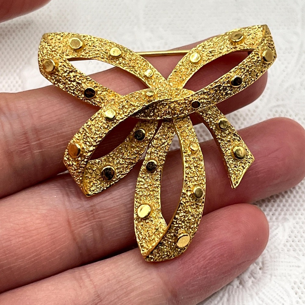 Vintage Crown Trifari Gold Tone Textured Studded Bow Ribbon Pin Brooch - Picture 6 of 12